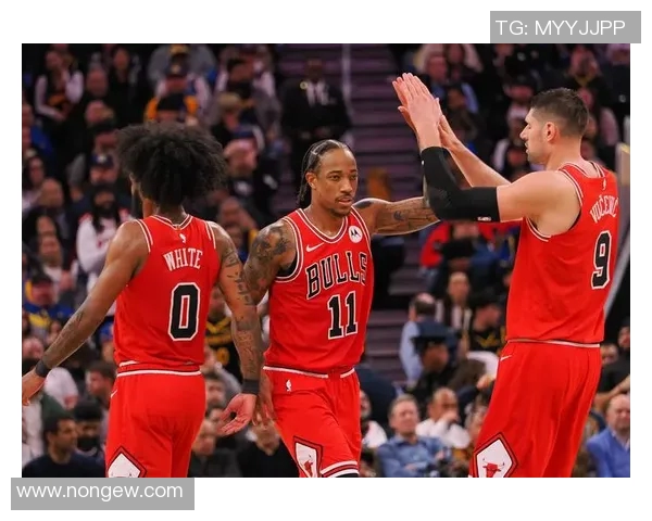 热火与勇士巅峰对决精彩回顾NBA赛场激情四溢解说分析