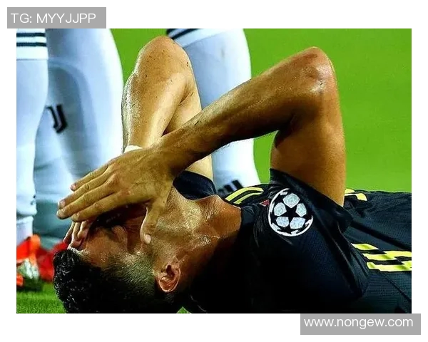 球迷疯狂冲进场内抢C罗球衣引发欧冠赛场热议