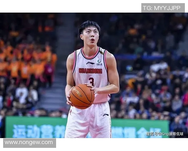 胡明轩：从青涩少年到篮球场上的闪耀明星之路