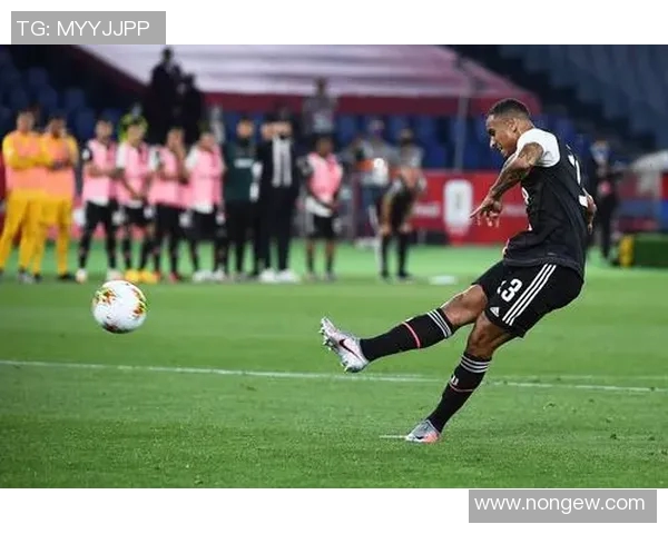 达尼洛：从青涩球员到足球战术大师的华丽转身与成长之路