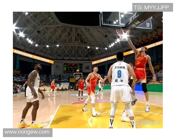 第20轮广东队与广厦队激战正酣双方争夺季后赛名额的关键之战
